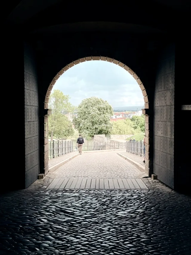 Blick durch den Torbogen der Zitadelle Petersberg in Erfurt