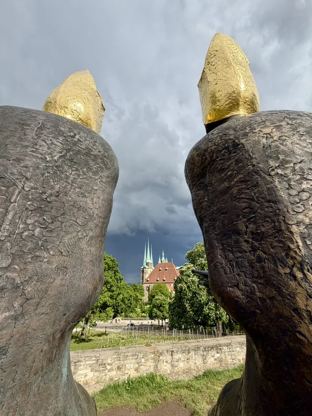 Goldgekrönte Skulpturen mit Blick auf den Erfurter Dom